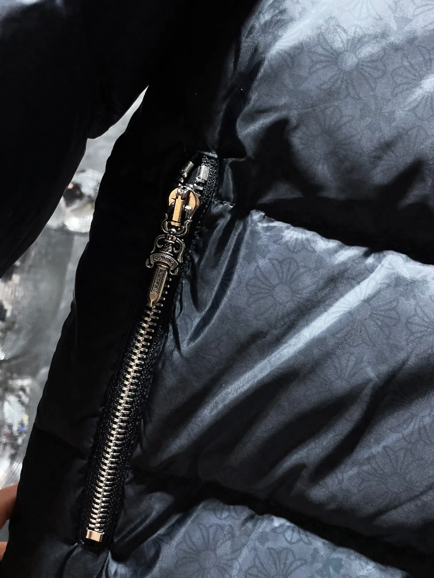 P700 Chrome Hearts ❄️Winter Down Jacket Series❄️ Chrome Hearts Dark Pattern Series Hooded Down Jacket is on sale simultaneously at the counter❤The hood is removable! The best Guangzhou national standard 90 velvet on the market! ! The world’s highest fluffiness of 900D! ! High standard and sufficient down filling! ! Exterior windproof and waterproof dark pattern custom fabric, interior high-grade dark pattern lining fabric to prevent lint, original hardware molding, exquisite craftsmanship details, casual or formal wear ✨ slim fit and not bloated Recommended color: Customized dark pattern flower series Code number: S, M, L, XL